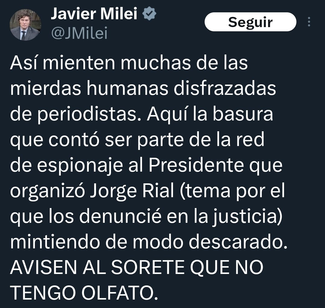 BiondiniCesar's tweet image. Milei desmintió haber echado a cocineros de la Quinta de Olivos por paranoia a ser envenenado. ¿Fundamento? "No tengo olfato". Eso explica cómo tolera andar con buzo y campera en verano. El tipo es un arma química con zapatillas y ni se entera.