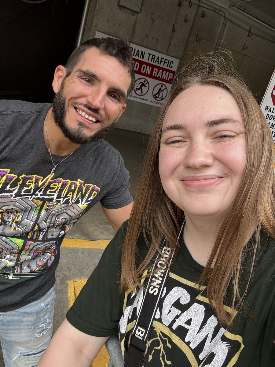 GinaT14_'s tweet image. If there’s one guy you can count on to stop for the fans it’s always gonna be this guy right here (The only one to stop too 😂) @JohnnyGargano