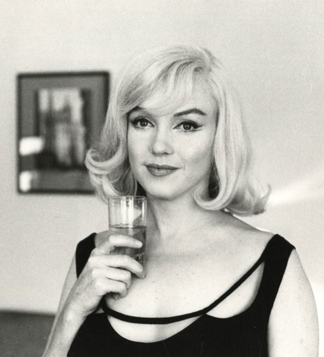 MarilynDiary's tweet image. Marilyn Monroe in her hotel room during the production of "The Misfits," in 1960.