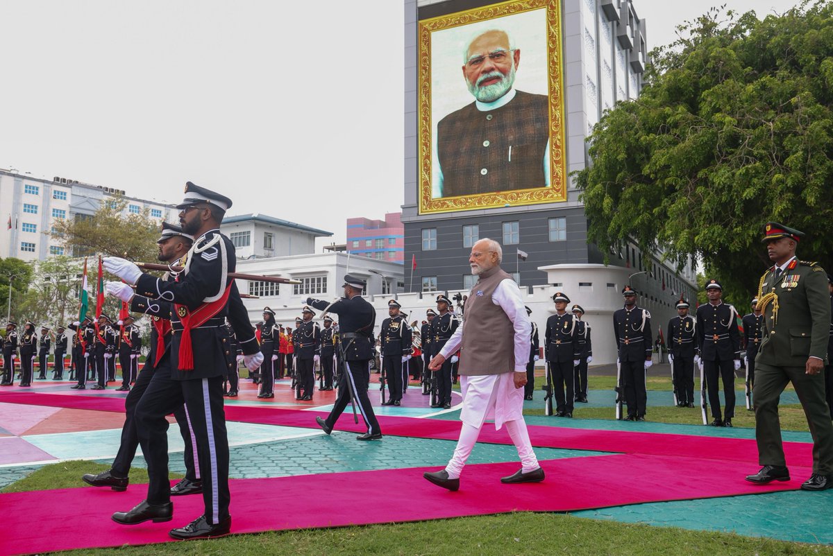 elitepredatorss's tweet image. TBH, I don't give a shit about this picture of Old Man on Maldives Defence HQ, hear my reasons out :
- We gave them a ₹4,850 Crore Line of Credit during this visit.
- We are giving them access to our UPI, medicine, agriculture markets and many more things.
- FTA dialogue…