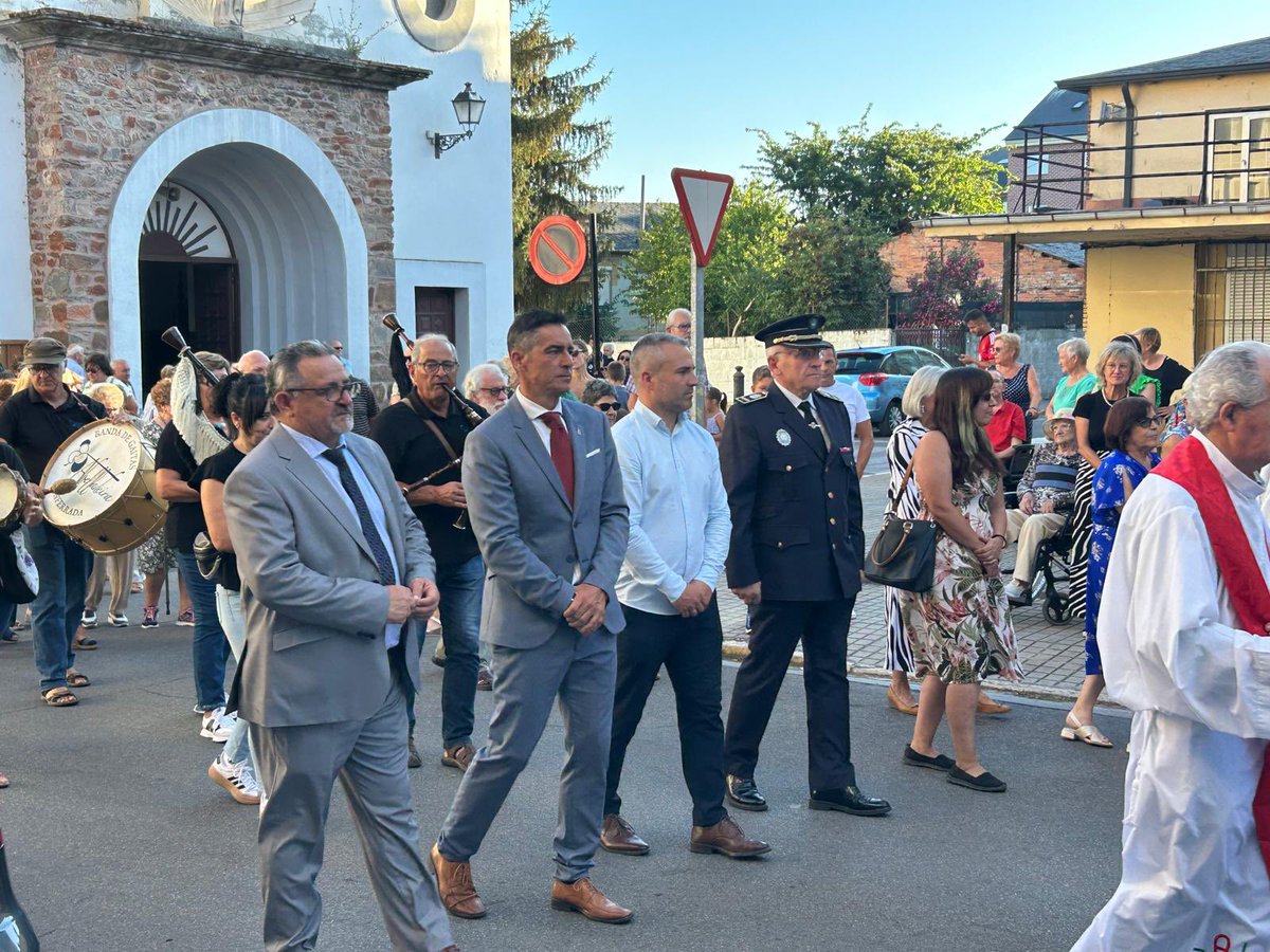 La Cofradía De Santiago Apóstol sale a las calles de Flores del Sil para celebrar el día de su Patrón, que es el de todos los españoles. David Pacios, Carlos Fernández y Roberto Mendo les acompañan