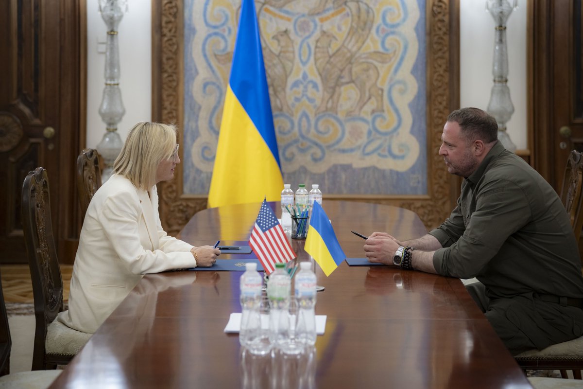 APUkraine's tweet image. Керівник Офісу Президента України Андрій Єрмак провів низку зустрічей і консультацій з іноземними партнерами щодо актуальних питань безпеки, реформ, перебігу мирного процесу, а також координації двосторонніх відносин на різних рівнях, серед іншого у сфері військової співпраці.…