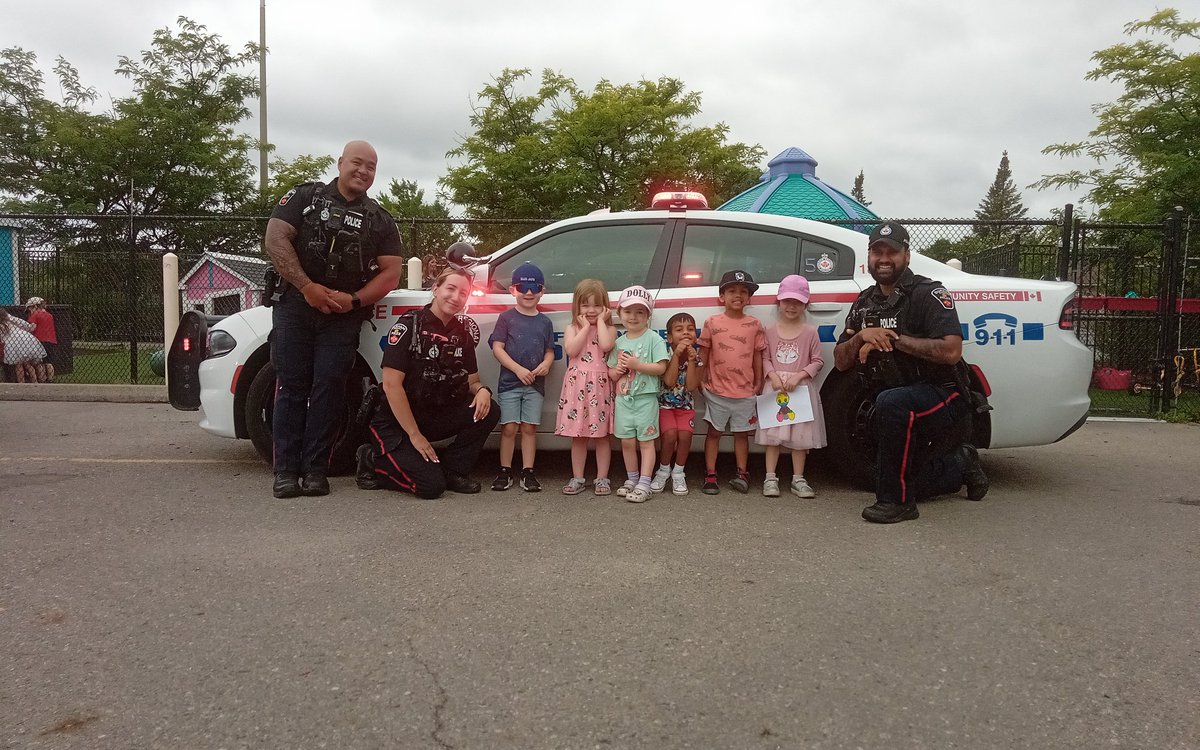 DRPSCWDiv's tweet image. @DRPSCWDiv PC Power, PC Sukhdeo and PC Ducusin stopped by day care today and spent time with the kids 🥺