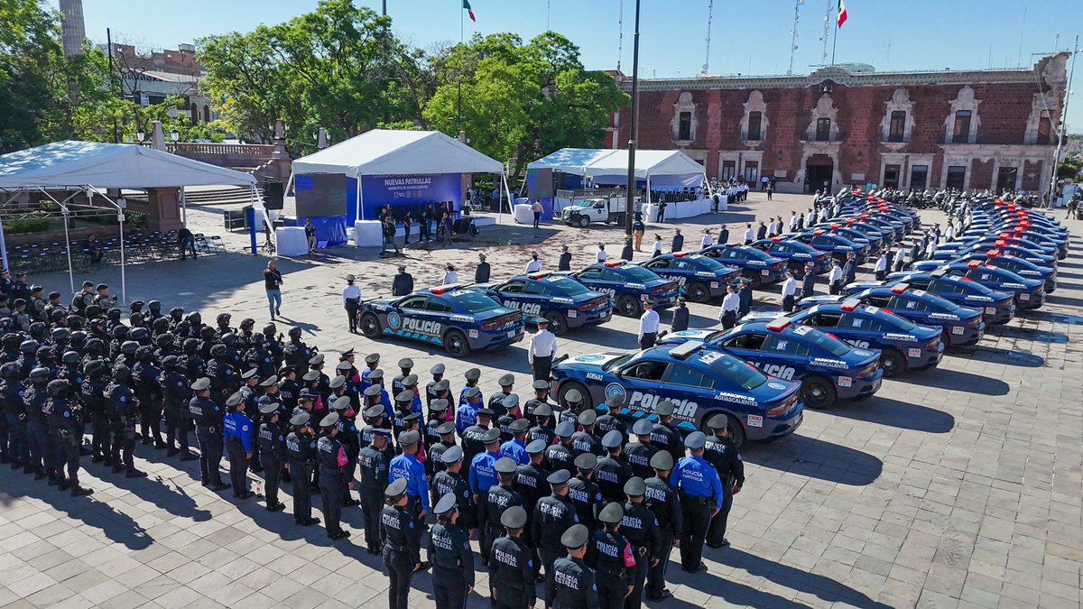 TereJimenezE's tweet image. Como parte de las estrategias de coordinación del Blindaje Aguascalientes, esta mañana hicimos entrega de patrullas para la Secretaría de Seguridad Pública Municipal. Con esto, reforzamos las labores de vigilancia en la capital y garantizamos un entorno más seguro para las…