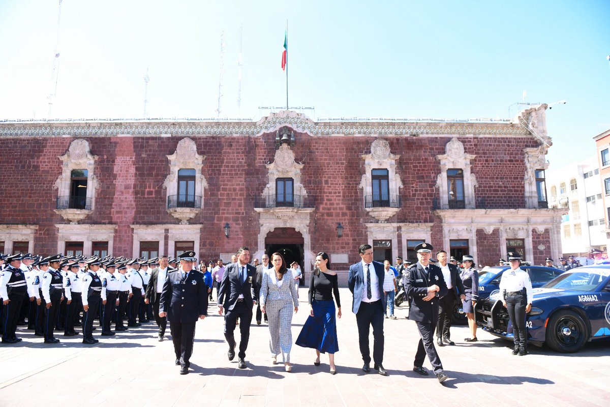 TereJimenezE's tweet image. Como parte de las estrategias de coordinación del Blindaje Aguascalientes, esta mañana hicimos entrega de patrullas para la Secretaría de Seguridad Pública Municipal. Con esto, reforzamos las labores de vigilancia en la capital y garantizamos un entorno más seguro para las…