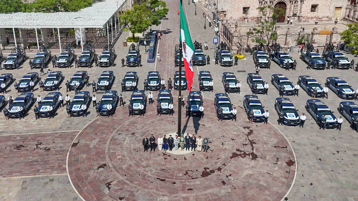 TereJimenezE's tweet image. Como parte de las estrategias de coordinación del Blindaje Aguascalientes, esta mañana hicimos entrega de patrullas para la Secretaría de Seguridad Pública Municipal. Con esto, reforzamos las labores de vigilancia en la capital y garantizamos un entorno más seguro para las…