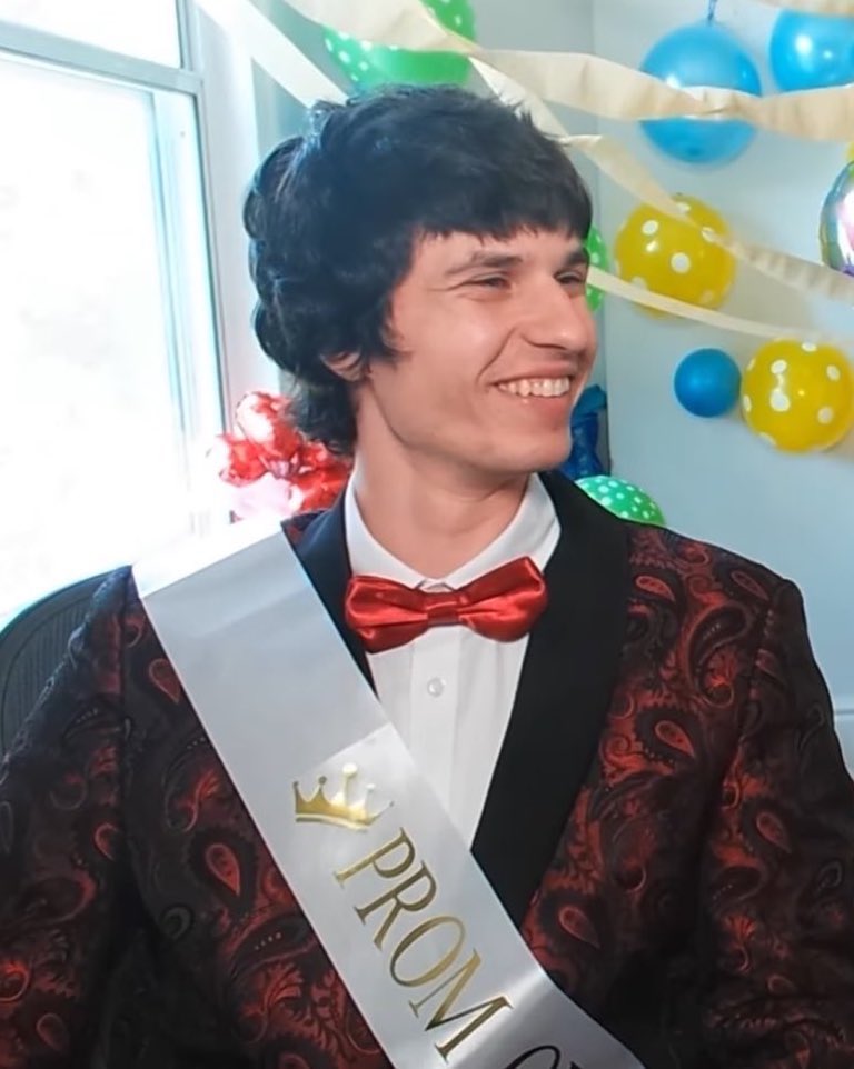 chloesmarriott's tweet image. where my slushy noobz moots at and can we talk about how good he looks here