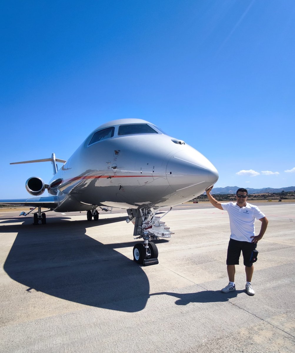 Notre équipe d'intervention mobile est à Olbia, prête et équipée pour soutenir la haute saison!🌍 Récemment, Florian Lemaire, ingénieur AOG, a permis à un client de reprendre son vol.🛠️ Notre équipe #MRT est toujours là pour vous, peu importe où vous vous trouvez. 
#Bombardier