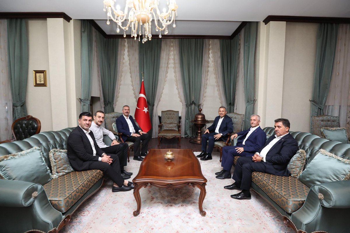 Mehmet Tahmazoğlu 🇹🇷 (@mtahmazoglu) on Twitter photo AK Parti Grup Başkan Vekilimiz Sn. <a href="/abdulhamitgul/">Abdulhamit Gül</a> ve Kilis İl Başkanımız <a href="/akserhanbaskan/">Serhan Diyarbakırlı</a> ile Kilis Valimiz <a href="/tahirshn_mia/">Tahir Şahin</a>’i ziyaret ettik.
Daha önce birlikte Şahinbey’de birlikte güzel işlere imza attığımız, şimdi ise Kilis halkına aynı özveriyle hizmet eden Sayın Valimize nazik AK Parti Grup Başkan Vekilimiz Sn. <a href="/abdulhamitgul/">Abdulhamit Gül</a> ve Kilis İl Başkanımız <a href="/akserhanbaskan/">Serhan Diyarbakırlı</a> ile Kilis Valimiz <a href="/tahirshn_mia/">Tahir Şahin</a>’i ziyaret ettik.
Daha önce birlikte Şahinbey’de birlikte güzel işlere imza attığımız, şimdi ise Kilis halkına aynı özveriyle hizmet eden Sayın Valimize nazik
