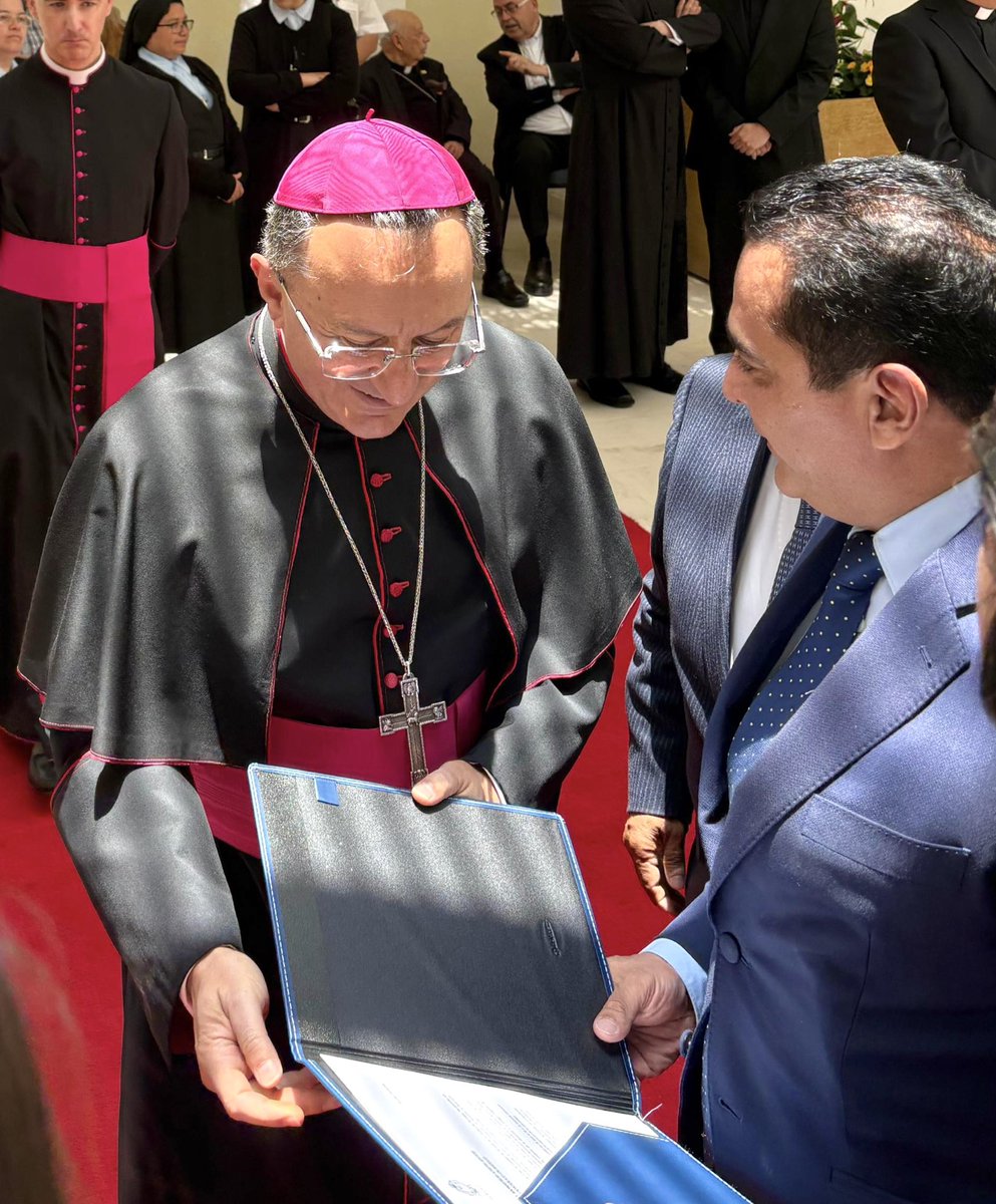 josejoseantonio's tweet photo. ¡Palabras que inspiran y fortalecen el camino del servicio! 🤍

Tuve el honor de platicar con el Nuncio Apostólico en México, S.E.R. Mons. Joseph Spiteri, fue una conversación fraterna, llena de fe, esperanza y compromiso por el bienestar de nuestras comunidades. 🙏🏻 https://t.co/61wzpwRnhh