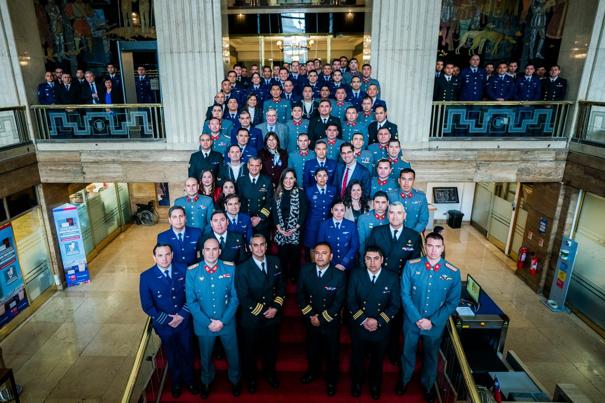 Minrel_Chile's tweet image. La subsecretaria Gloria de la Fuente clausuró el Curso de Instrucción para las Dotaciones Antárticas 2025-2026, organizado por la Cancillería y el Estado Mayor Conjunto, parte de la preparación del personal que cumplirá labores en las bases chilenas en la Antártica.