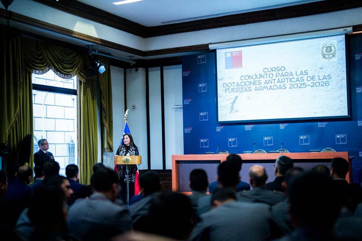Minrel_Chile's tweet image. La subsecretaria Gloria de la Fuente clausuró el Curso de Instrucción para las Dotaciones Antárticas 2025-2026, organizado por la Cancillería y el Estado Mayor Conjunto, parte de la preparación del personal que cumplirá labores en las bases chilenas en la Antártica.