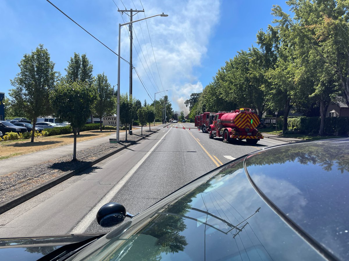 VPD officers are on scene with <a href="/VanFirePIO/">Vancouver Fire Department</a> at a large structure fire near the 5100 block of NE 121st Ave. 

Please stay clear of the area. We will update when more information is available. 

#vanpoliceusa
