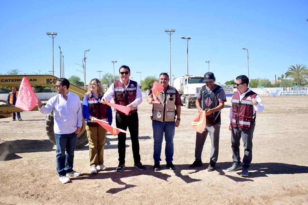 jdavidmendozar's tweet photo. Para el gobernador @AlfonsoDurazo el impulso al deporte es una prioridad y gracias a la gestión del alcalde @MierAbraham hoy dimos inicio a dos importantes obras en el municipio de #Caborca.

1/2 https://t.co/m2tYYCyUd2