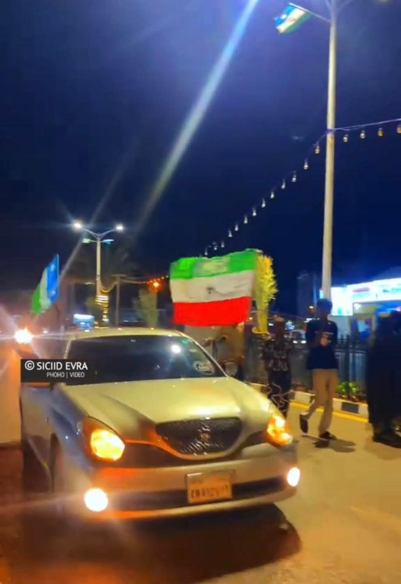 EngNaaji's tweet image. Garoowe iyo Cawa
Lakin Waa Iga Su"aale GOORMA LA ARKI DOONAA CALANKA PUNTLAND OO HARGEYSA LALA DHEXMARAYO?
Mase Jaceylka Waa Hal Dhinac oo naag Maseersan Wax kastoo Ka Filo😂