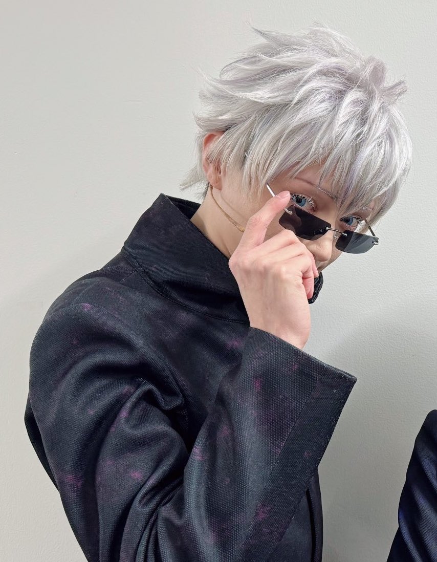 fushiqruo's tweet image. 🚨First look at GOJO SATORU on the set of ‘THE DEVIL WEARS PRADA 2’