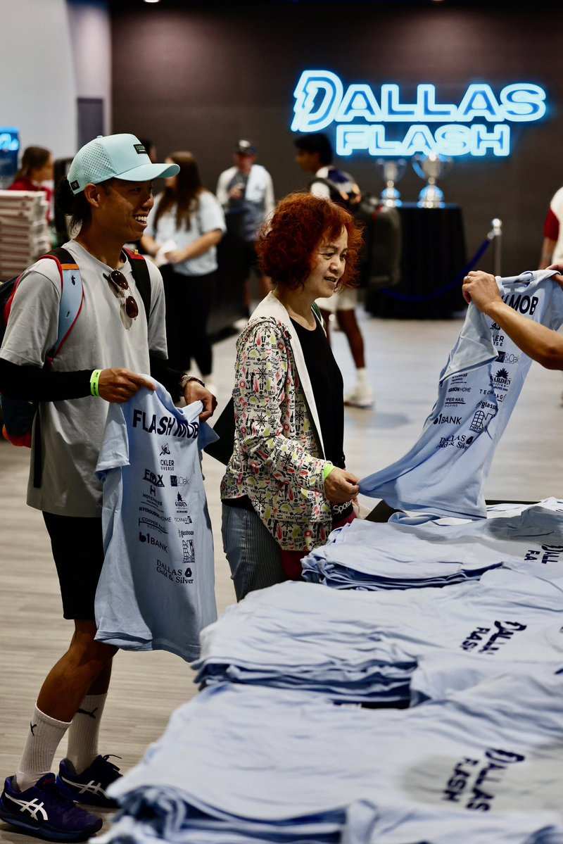 DallasFlashPB's tweet image. Our faces when it’s BLUE-OUT night at @MajorLeaguePB!
We want to see everyone wearing their free light blue shirts they’re given when entering the venue TONIGHT for our match against the Carolina Hogs!
Let’s pack this thing and be the #bluebeam⚡️