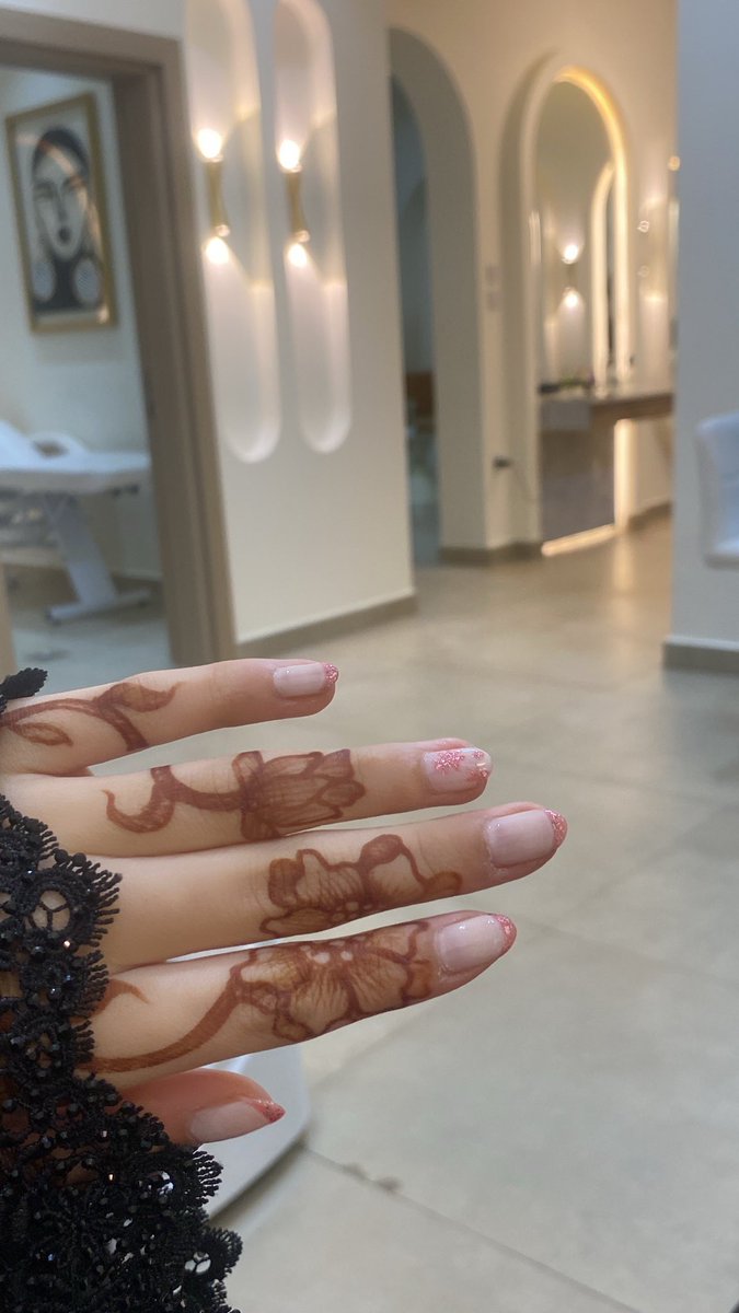 سويت اظافري بس مافيه هازبند يمدحها 😣