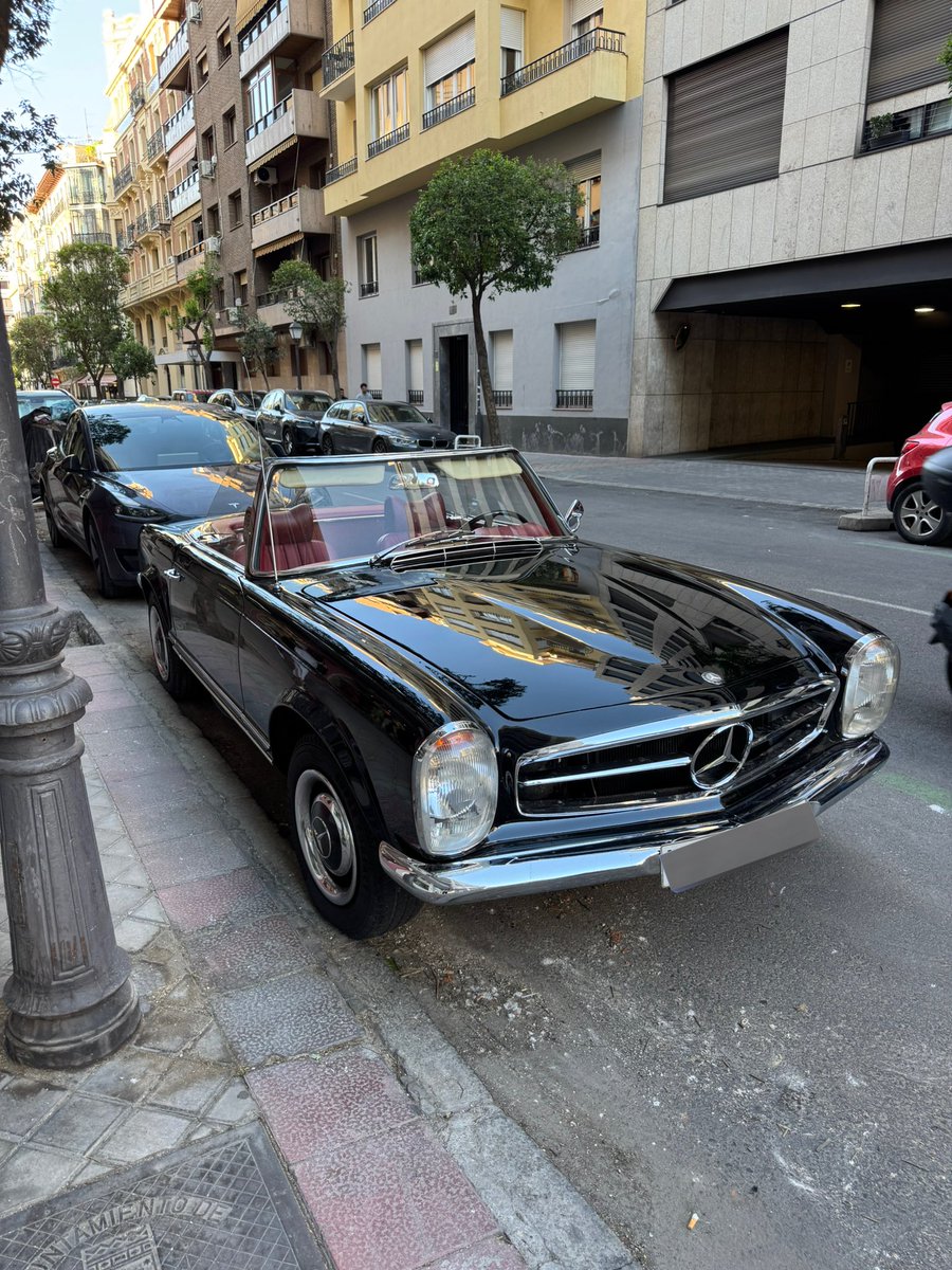 carpasol's tweet image. Me voy 5 días de Madrid y a mi vuelta me encuentro cosas como esta aparcadas en la calle…🤤