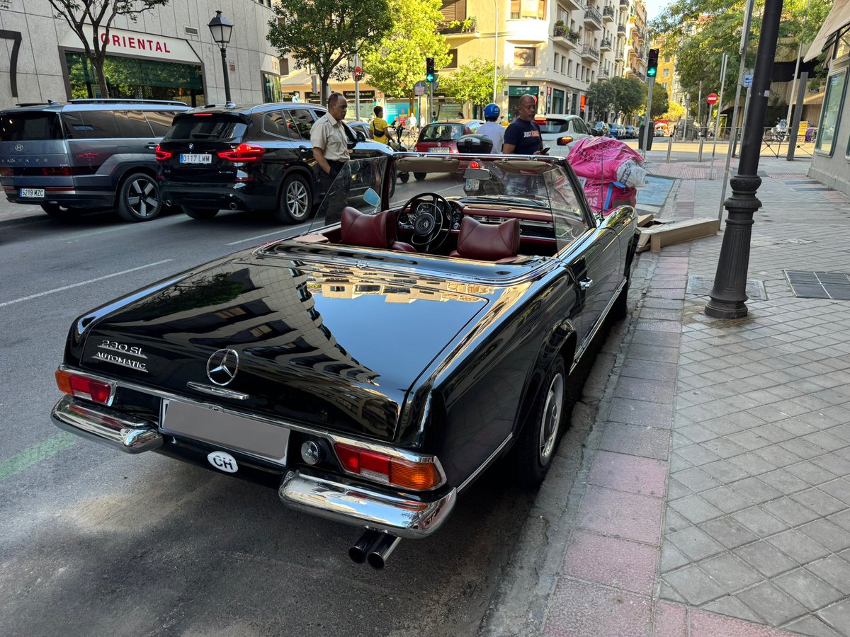 carpasol's tweet image. Me voy 5 días de Madrid y a mi vuelta me encuentro cosas como esta aparcadas en la calle…🤤