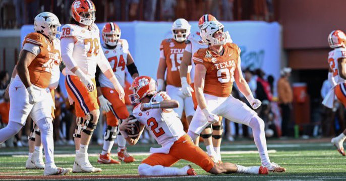 InsideTexas's tweet image. 🎥WATCH: Inside the Program — Pre-Fall Camp Team News, WR/Edge Breakouts & Freshmen to Watch
Join @EricNahlin & @justinwells2424 as they cover a myriad of topics as fall camp is fast approaching.
VIDEO + summary: on3.com/teams/texas-lo… (FREE) @Rivals