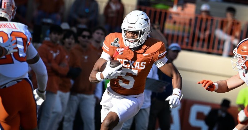 InsideTexas's tweet image. 🎥WATCH: Inside the Program — Pre-Fall Camp Team News, WR/Edge Breakouts & Freshmen to Watch
Join @EricNahlin & @justinwells2424 as they cover a myriad of topics as fall camp is fast approaching.
VIDEO + summary: on3.com/teams/texas-lo… (FREE) @Rivals