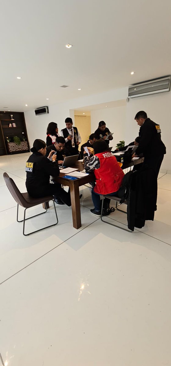 FiscaliaPeru's tweet image. 🚨 #FiscalíaActúa | Ministerio Público dirigió diligencia de incautación de cuatro inmuebles valorizados en $ 613 000, ubicados en San Isidro y registrados a nombre de Daniela y Gabriela Barata, hijas del exsuperintendente de Odebrecht en el Perú, Jorge Barata.
✅ La Sexta…