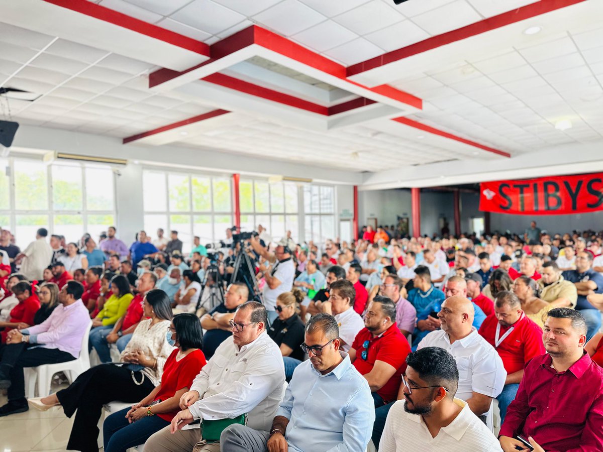 RedondoDiputado's tweet photo. Este viernes en San Pedro Sula, en el conversatorio con representantes del sector transporte urbano, interurbano y de carga pesada, junto a nuestra próxima Presidenta de la República, @RixiPresidenta y al próximo alcalde de la ciudad industrial #PadillaAlcalde.

Conocimos las necesidades del rubro y abordamos las propuestas para un sistema de transporte eficiente y digno para los usuarios y transportistas 🤝🚕🚌🚛