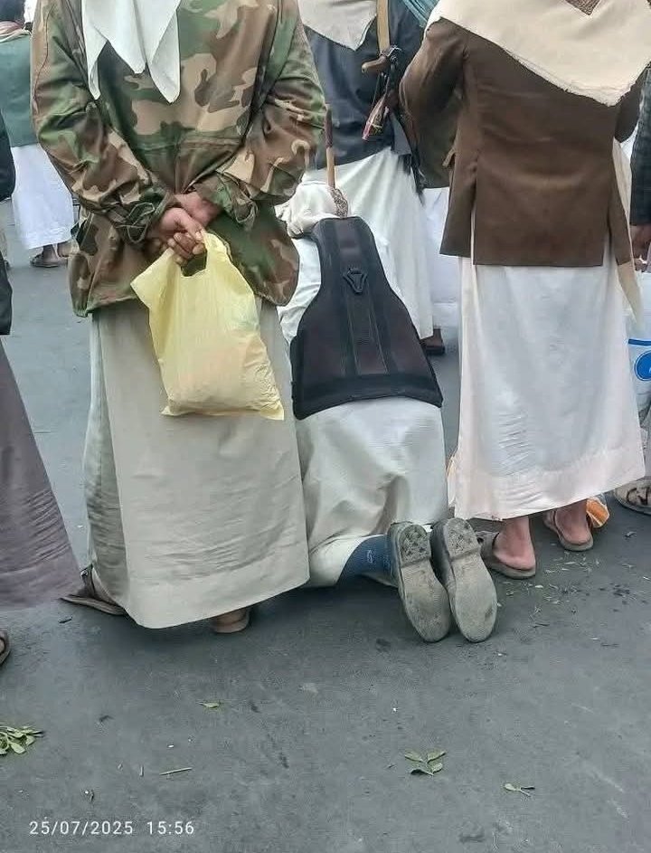 في مشهد تقشعر له الأبدان
كبير سن يجثو على ركبتيه في السبعين
ولسان حاله يقول لا عذر للجميع امام الله من نصرة غـ.زة😔
