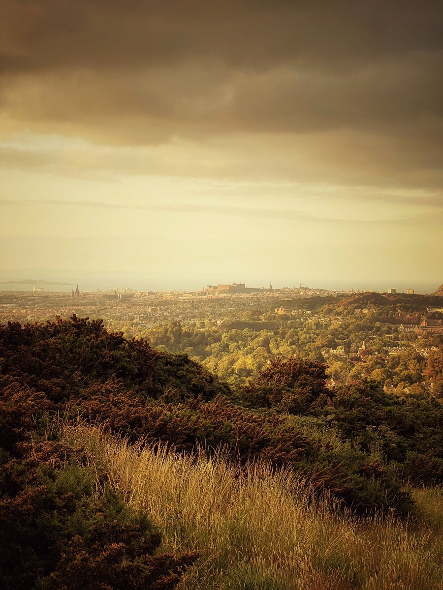 mark_lj's tweet image. Wandering up behind Mums house and breaking into a sweat. iPhone set to romantic nostalgia as I look over to the castle. Shot was taken by the old 16th of the sadly no longer with us Torphin Hills GC - remember playing here with my Dad in a yearly team competition.