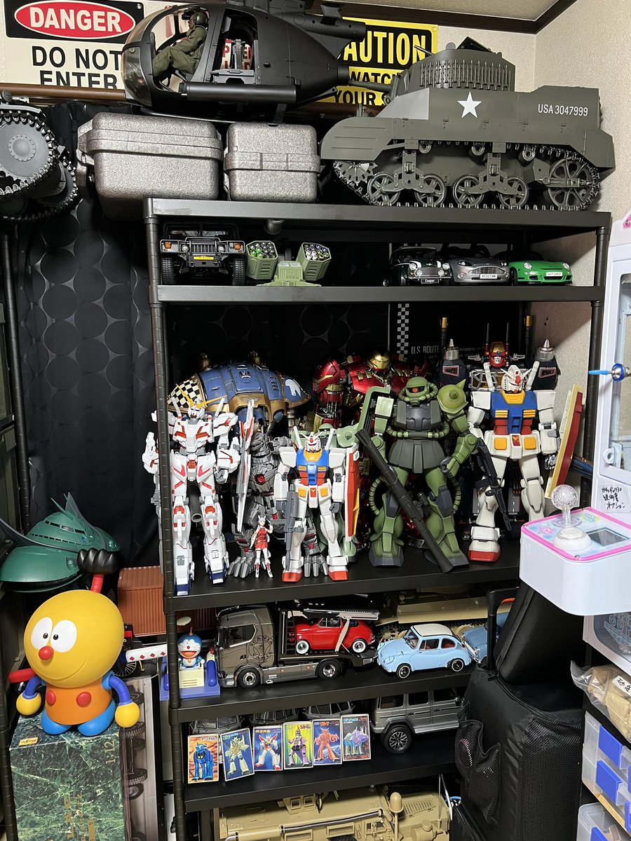lunaticmonster's tweet image. 今週は家の片付けやら
アイデア出しやら
雑務に専念してたから
週明けから作業頑張るってことで
今日も遊ぶー!
見てみてー!整理中の
デカブツコレクション棚!
