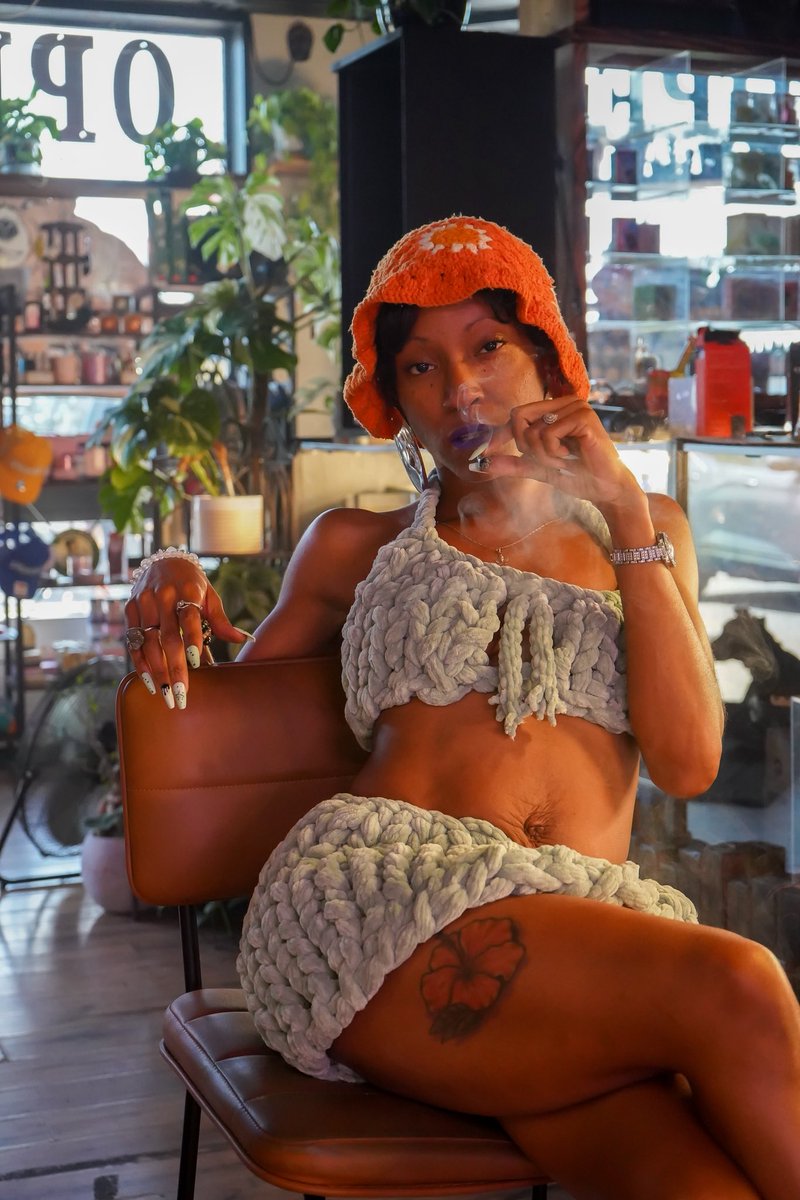 EmpathicHippy's tweet photo. The Art of Keeping Shit P 🎨🖼️🪐🍄🌻💎🐆 #model #virginiamodel #fyp #blackmodel https://t.co/A8atza2FaN