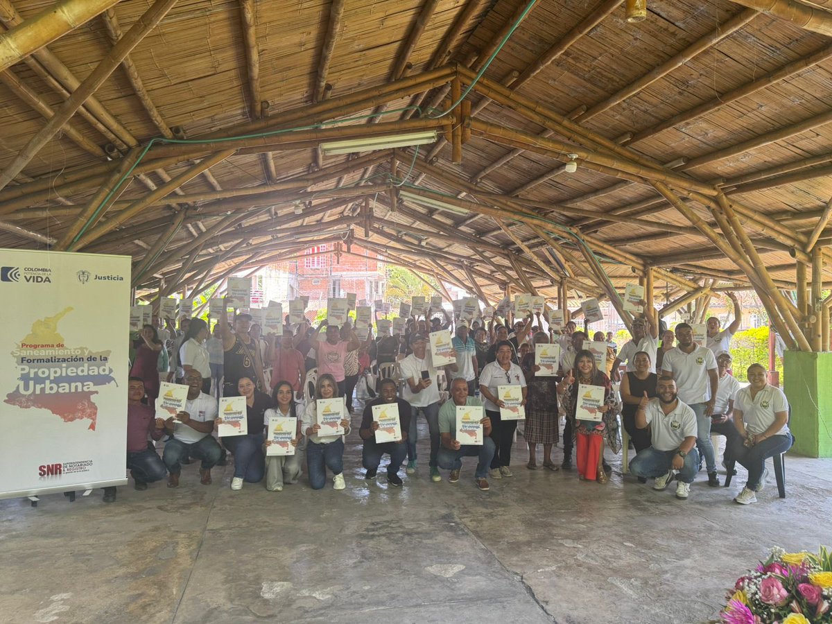 Ya son 2.443 familias en el departamento del Cauca que cuentan con el título de propiedad de sus hogares, gracias al trabajo articulado entre la SNR y las alcaldías locales. 🏠📝 

Hoy, en 📍Corinto, sumamos 78 nuevos predios formalizados, beneficiando a 59 mujeres y 19 hombres.