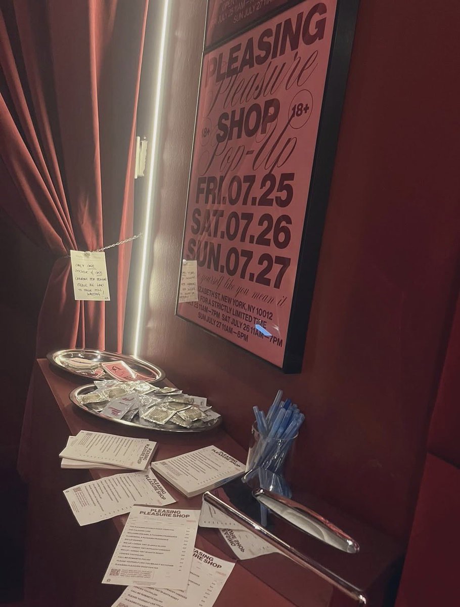 Harry_StylesUp's tweet image. All the post-its that were attached to a wall during the Pleasing Pleasure Shop. #HarryStyles