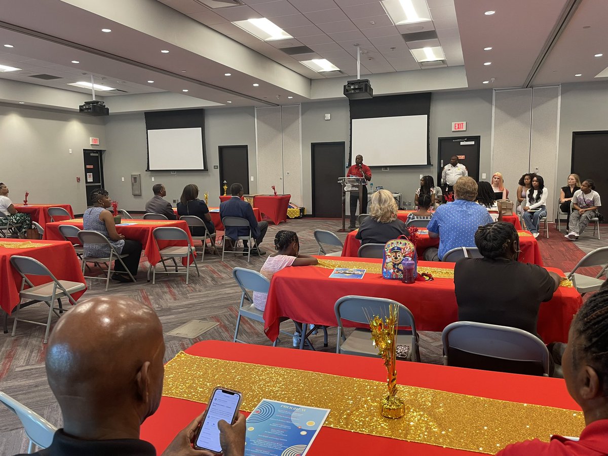ColaFire's tweet image. This summer our Youth Empowerment Academy hit new strides thanks to the tremendous support of the Columbia Urban League and the work of our staff!
Two sessions of the academy were hosted and a total of 19 teens completed the program!
Congrats grads!
tinyurl.com/p843wn9s