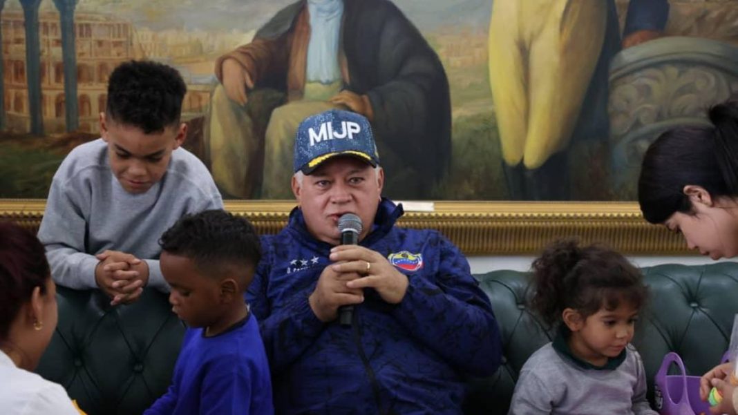 contrapuntovzla's tweet image. Diosdado Cabello recibió a otros siete niños que estaban retenidos en EEUU acortar.link/evhc06