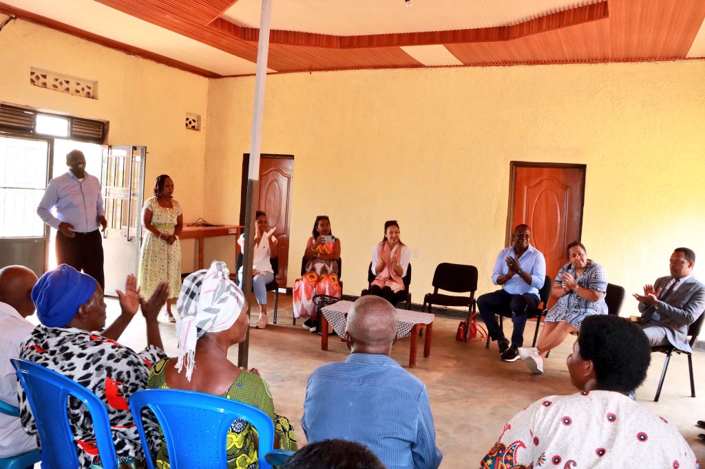 bugeserayouth's tweet image. Today, Members of Parliament from Madagascar led by Nadine Andrianasolo, accompanied by staff from @RwandaParliamnt, visited and held discussions with residents of the "Unity and Resilience" Village in Rweru. They were welcomed by the Vice Mayor in charge of Economic Development.