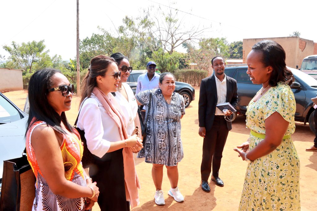 bugeserayouth's tweet image. Today, Members of Parliament from Madagascar led by Nadine Andrianasolo, accompanied by staff from @RwandaParliamnt, visited and held discussions with residents of the "Unity and Resilience" Village in Rweru. They were welcomed by the Vice Mayor in charge of Economic Development.