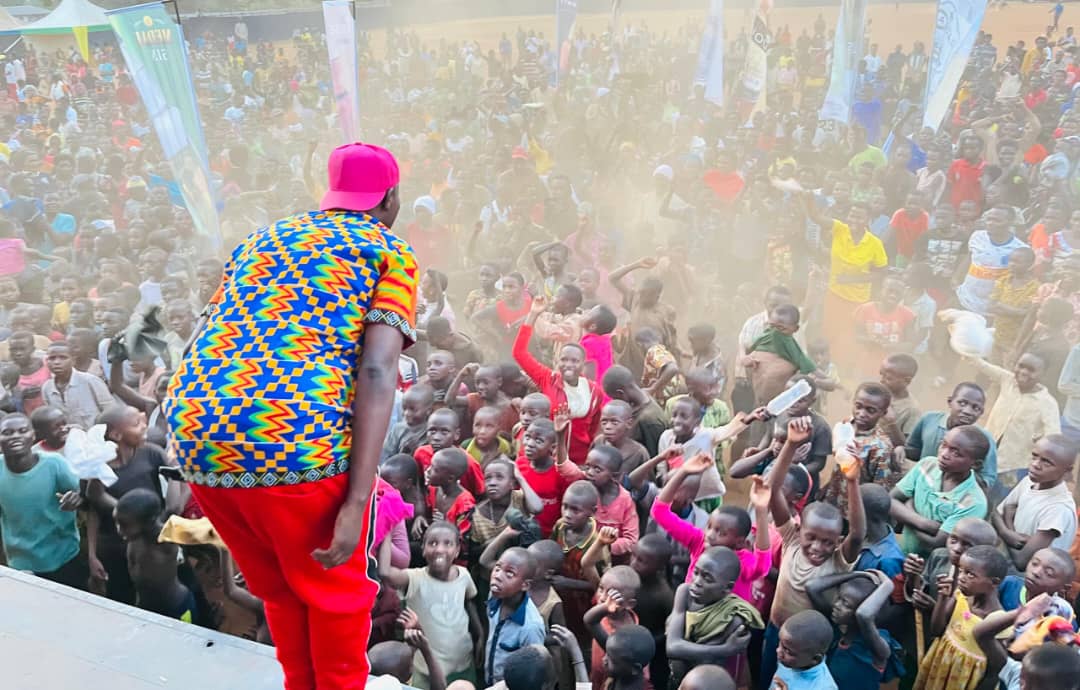RinoRamz's tweet photo. Kuri uyu wa 25/07/2025, umuhanzi #EricSenderiInternationalHit yahaye ibyishimo bisendereye abaturage bo mu karere ka @NgomaDistrict mu murenge wa #Sake Gafunzo
Uyu muhanzi akazakomereza ibitaramo @MusanzeDistrict aho azasusurutsa abaturage baho kuwa gatandatu tariki 26/7/2025 👇 https://t.co/s4daDfGpQi