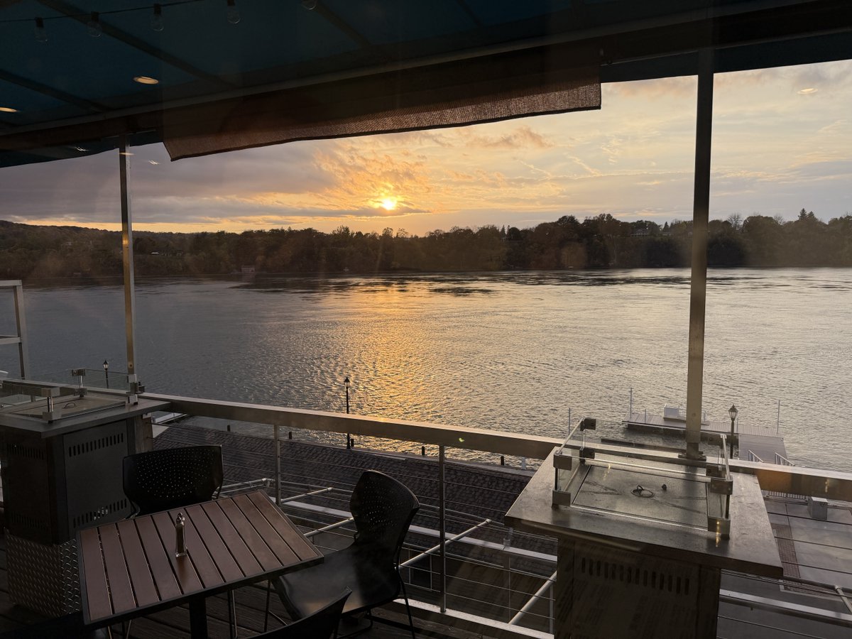 Our shuttles run late on Friday and Saturday to let you enjoy a sunset view, a perfect dinner, or a refreshing cocktail. 🌇🥘🍹 For our full schedule, visit discoverniagarashuttle.com/schedule.