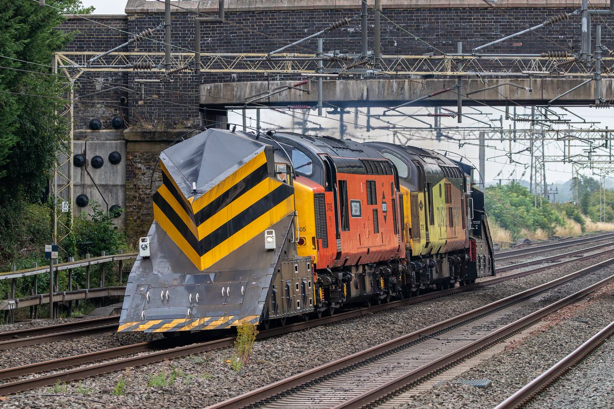 It’s July in southern England… that can only mean one thing… snowploughs!!!
37405 and 37116 approach Cheddington running 4-1/2 hours late with 7Z41 Fairwater Yard to Wolverton
24-July-25