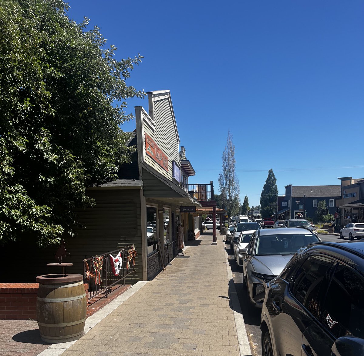 nickfshort's tweet image. In which I find myself in #Sisters, Oregon, which seems to be an extended shopping mall masquerading as a Western town. Nice if you’re a shopaholic, I suppose. I highly recommend the milkshakes.