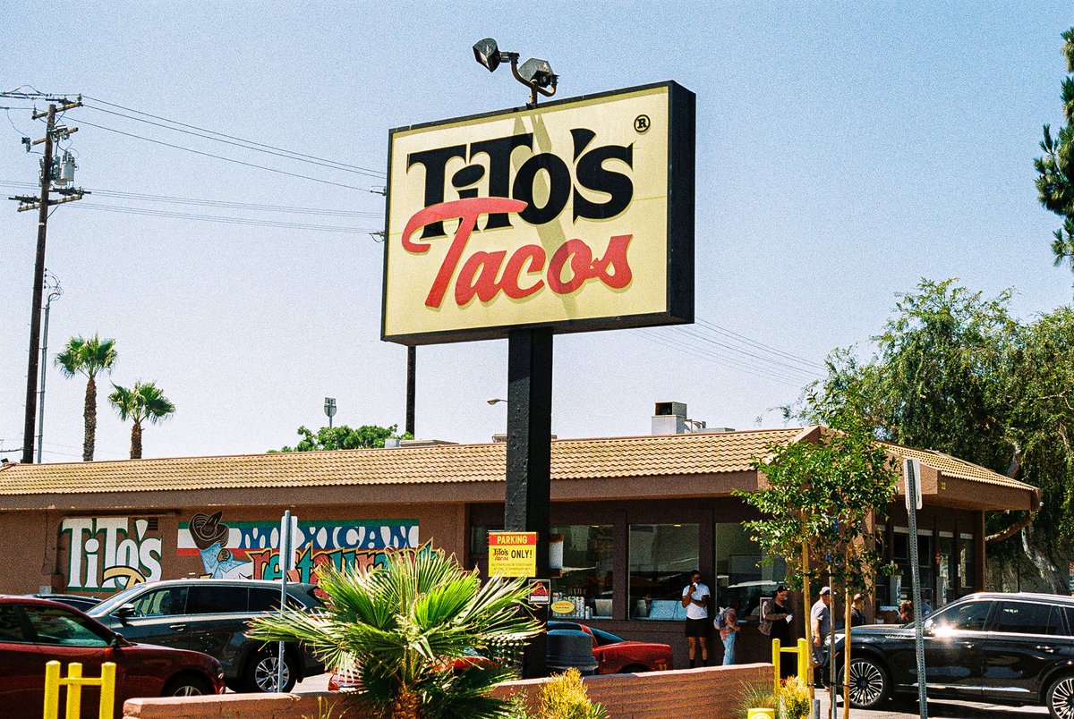 heem_lens's tweet photo. shoutout to tito’s tacos 🌮 one of my favorite places to eat https://t.co/cjD29X34rD