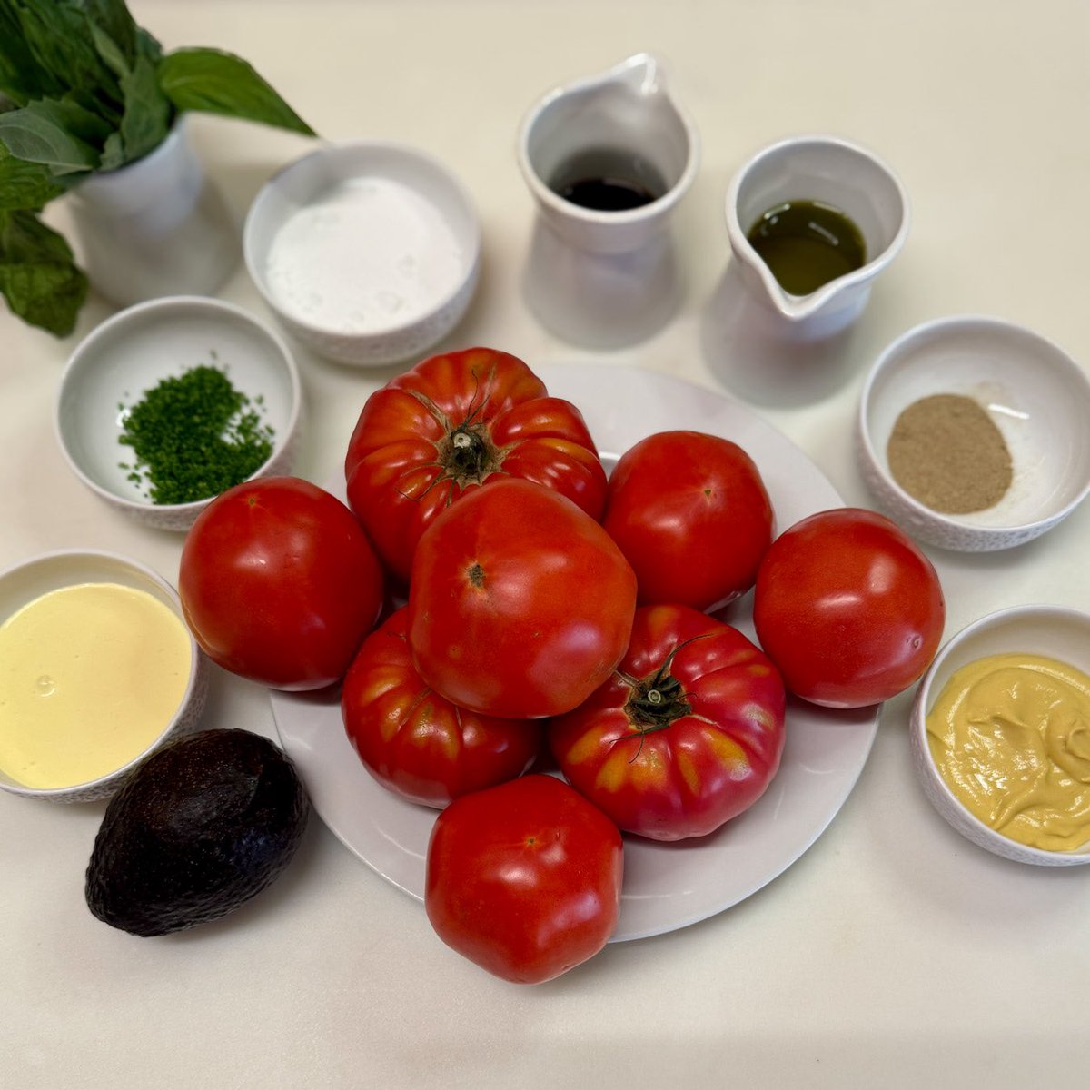 ericripert's tweet image. This simple and refreshing Crab Avocado Salad with Tomato Vinaigrette is one of my favorite starters this summer. Best enjoyed with friends, loved ones, and a glass of rosé. Full recipe in this month’s Off the Line. Link in bio. Bon appétit!