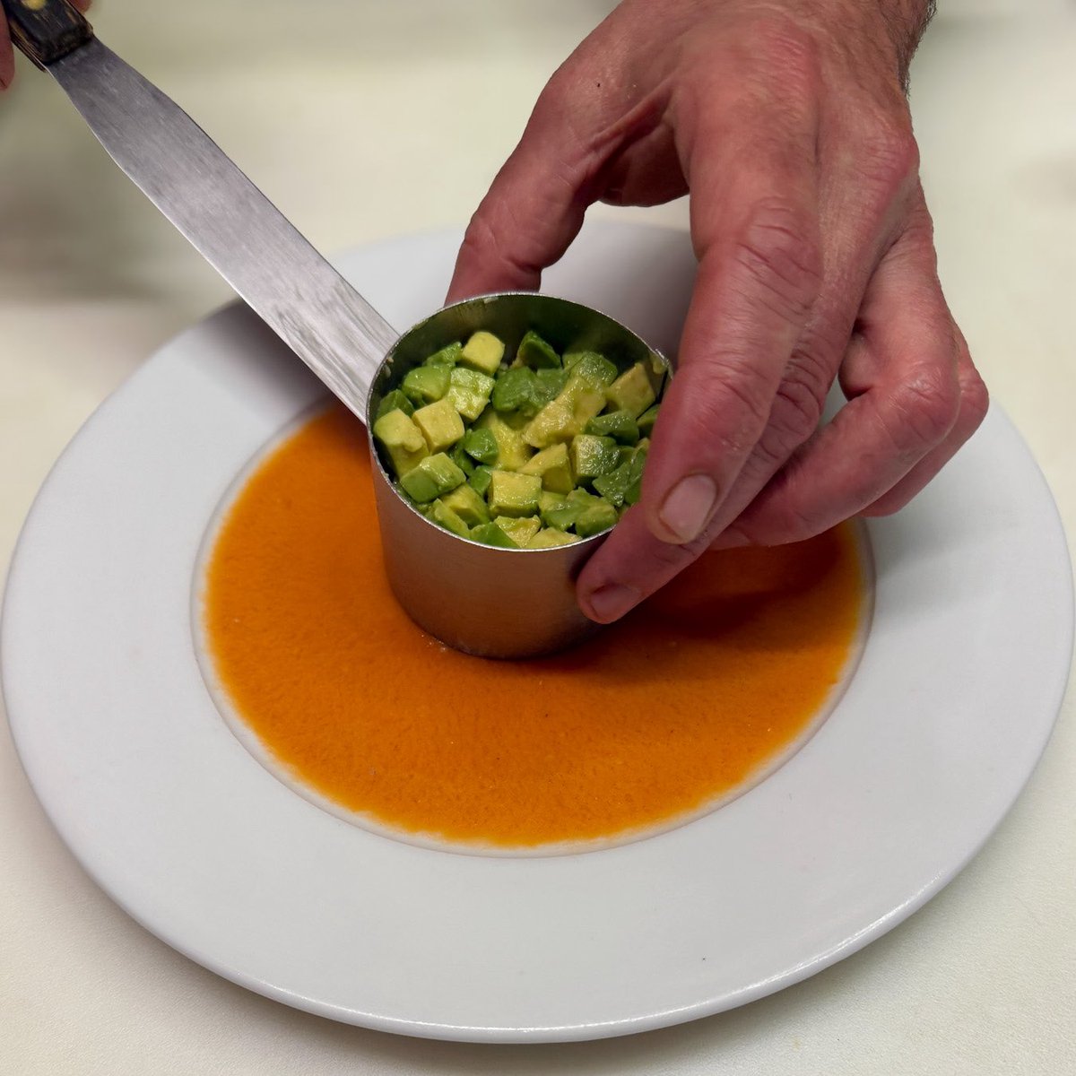 ericripert's tweet image. This simple and refreshing Crab Avocado Salad with Tomato Vinaigrette is one of my favorite starters this summer. Best enjoyed with friends, loved ones, and a glass of rosé. Full recipe in this month’s Off the Line. Link in bio. Bon appétit!