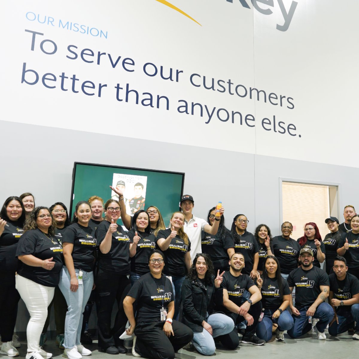 starkeyhearing's tweet image. Let’s go #18! 🏁 Our Global Distribution Center team is ready to cheer on @WilliamSawalich and the @JoeGibbsRacing team in Indianapolis this weekend. Employees had a chance to check out the car, meet William, and enjoy some @SunnyDelight ahead of the race.
#HearBetterRaceBetter