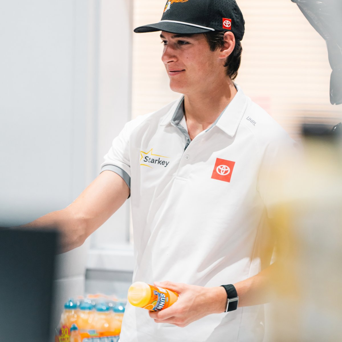 starkeyhearing's tweet image. Let’s go #18! 🏁 Our Global Distribution Center team is ready to cheer on @WilliamSawalich and the @JoeGibbsRacing team in Indianapolis this weekend. Employees had a chance to check out the car, meet William, and enjoy some @SunnyDelight ahead of the race.
#HearBetterRaceBetter