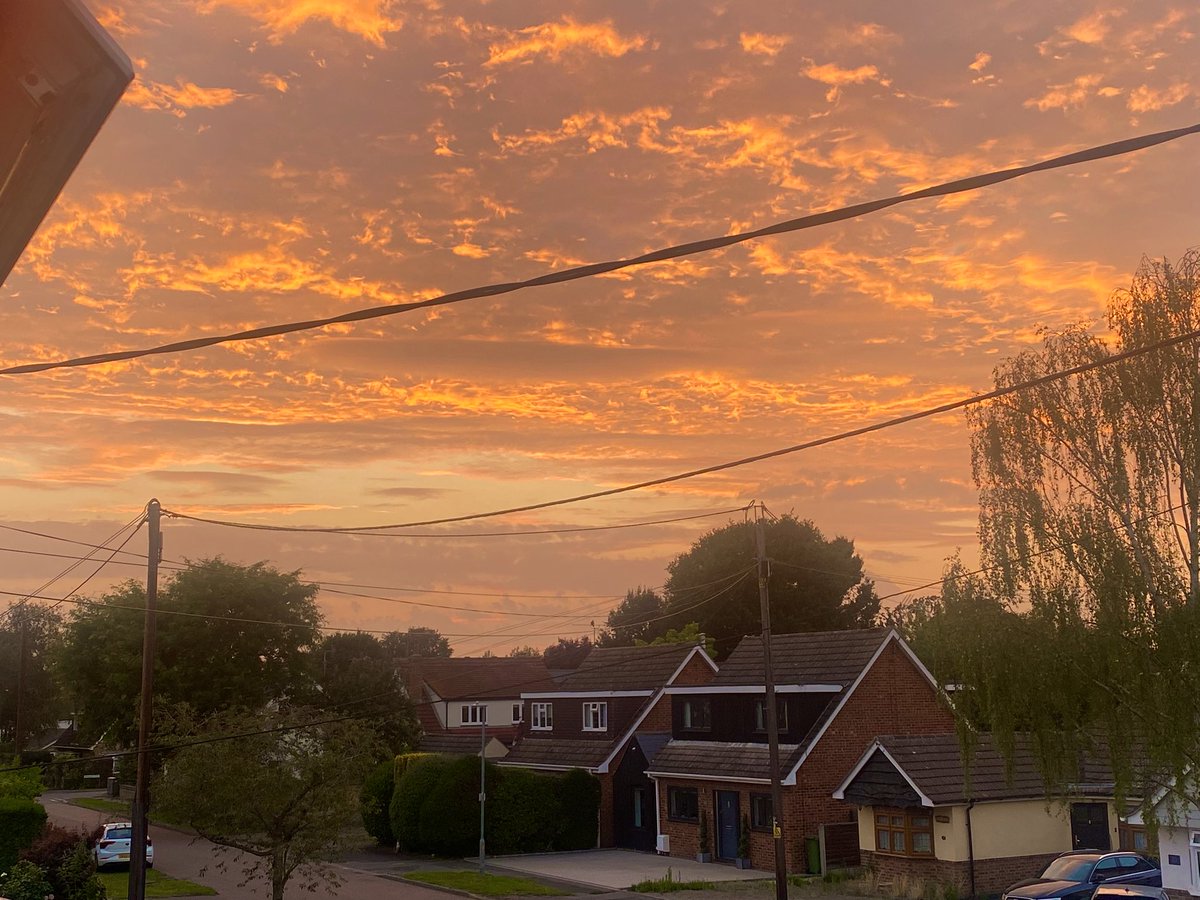 Tonight’s sky on fire 🔥❤️‍🔥

#sunsetpainting 
#skyonfire