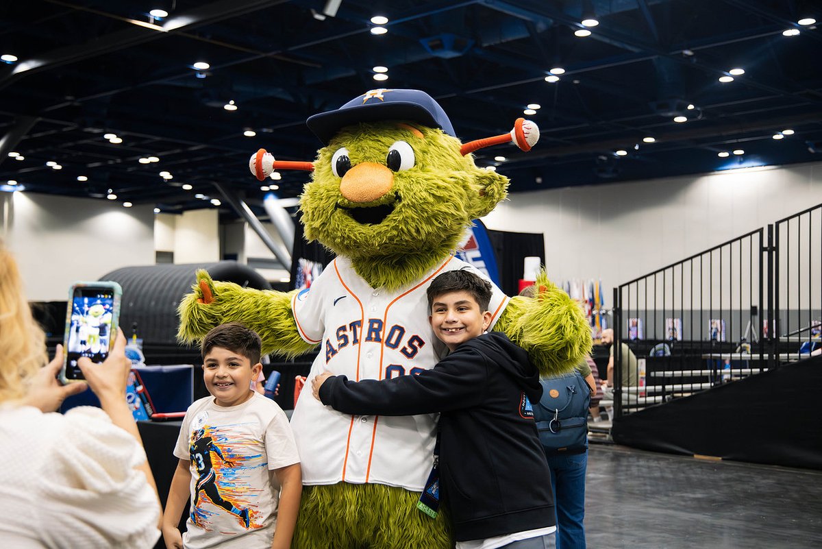 HCHSA's tweet image. A special guest from Houston stopped by to hang out with our AAU Junior Olympic Games participants today!
Thank you, Orbit, for bringing the energy and fun!
@TheRealAAU @astros