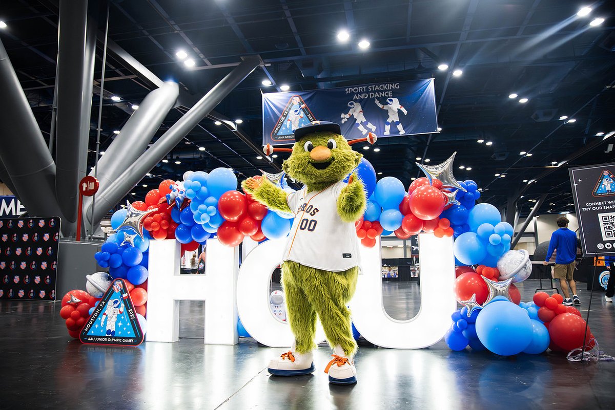 HCHSA's tweet image. A special guest from Houston stopped by to hang out with our AAU Junior Olympic Games participants today!
Thank you, Orbit, for bringing the energy and fun!
@TheRealAAU @astros